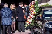 Familiares y amigos de Diana Quer, a la salida del tanatorio, en Madrid.-EFE / RODRIGO JIMÉNEZ