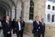 El director general de Patrimonio (segundo a la derecha de la imagen) y sus acompañantes pudieron comprobar la restauración llevada a cabo en el monasterio.-ICAL