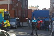 Los sanitarios atienden a la mujer en la calle Virgen del Manzano.-ECB