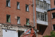 Una excavadora procedía ayer al derribo de parte de la fachada mientras una grúa operaba en lo alto del edificio.-RAÚL G. OCHOA