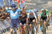 Carlos Barbero celebra su tercer triunfo en la meta de Clunia.-SANTI OTERO