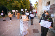 Un grupo de trabajadores y usuarios realizaron un acto en la calle para denunciar un sistema de protección que no protege. TOMÁS ALONSO
