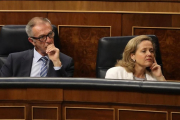 La ministra de Economía, Nadia Calviño, en el pleno del Congreso de los Diputados, junto al ministro de Cultura y Deporte, Jose Guirao.-/ EFE /BALLESTEROS