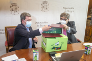 César Rico y José Pérez durante la renovación del convenio de colaboración. SANTI OTERO