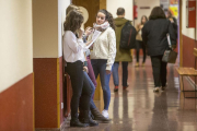 Tres estudiantes universitarias conversas en el pasillo de la Facultad de Humanidades.-RAÚL G. OCHOA