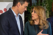 Pedro Sánchez junto a Susana Díaz en el encuentro del Foro Joly que tiene lugar en Sevilla-JULIO MUÑOZ (EFE)