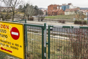 Hace trece meses que los vecinos de la barriada de los Ríos se encuentran con este cartel de acceso cortado para cruzar la autovía de ronda.-ISRAEL L. MURILLO