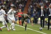 Zidane presencia una jugada durante el enfrentamiento del Madrid contra el Legia.-AP / DANIEL OCHOA DE OLZA