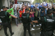 Guardias civiles ante un grupo de manifestantes, durante el registro del semanario El Vallenc-EFE / JAUME SELLART