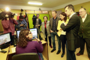El secretario regional del PSOE, Luis Tudanca, charla con una de las empleadas de AransBur.-RAÚL G. OCHOA