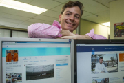 César Barriada con el perfil y la web del candidato Javier Lacalle.-SANTI OTERO