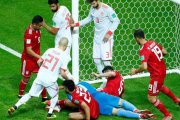 Barullo bajo la portería iraní. Los jugadores persas tenían cariño por el césped-BENJAMIN CREMEL