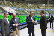 Lacalle, ayer, en el Coliseum charla con uno de los responsables del CB Miraflores.-RAÚL G. OCHOA