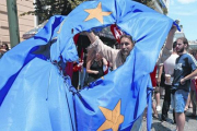 Partidarios del 'no' en el referéndum queman una bendera de la Unión Europea en Grecia durante una protesta en Atenas, ayer.-Foto:  EFE / ARMANDO BABANI