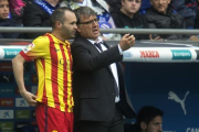 Martino da instrucciones a Iniesta para jugar el derbi contra el Espanyol en Cornellà.-JORDI COTRINA