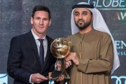 Messi recibe en Dubái el trofeo como mejor jugador del año en la gala de Globe Soccer del 2015.-AFP