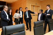 Reunión de la Comisión de Investigación sobre el Hospital de Burgos. De izquierda a derecha, Luis Briones (PSOE), Laura Domínguez (Podemos), Mercedes Martín (PSOE), José Sarrión (IU), Salvador Cruz (PP), Manuel Mitadiel (Ciudadanos) y Ángel Mariano Ibáñez-ICAL