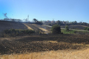 Los equipos de extinción trabajan en sofocar el incendio de Cardeñadijo.-ISRAEL L. MURILLO