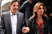 Fernando Haddad y su esposa, Ana Estela, llegan a la reunión extraordinaria de la ejecutiva del Partido de los Trabajadores, en Curitiba, el 11 de septiembre del 2018.-AFP / NELSON ALMEIDA