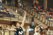 Fitipaldo lanza una 'bomba' durante el amistoso disputado ante el Estudiantes en el Circuito Movistar.-ACB PHOTO / E. COBOS