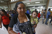 Migrantes junto a sus hijos en EEUU-LARRY W.SMITH