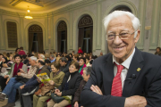 El padre Ángel, minutos antes de comenzar su conferencia ante una repleta Sala Polisón.-Israel L. Murillo