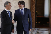 Reunión del lendakari Íñigo UrkulluUrkullu y el president Carles Puigdemont el pasado junio.-JULIO CARBÓ