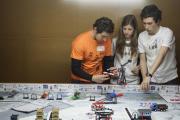 Participantes de una edición anterior de la First Lego League manos a la obra.-Santi Otero