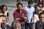 El líder de Podemos, Pablo Iglesias, acompañado por la candidata a lehendakari, Pili Zabala-Miguel Tona