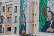 Imagen que muestra carteles del presidente argelino, Abdelaziz Buteflika.-EL PERIÓDICO
