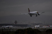 Los representantes del aeropuerto afirman que la instalación está funcionando con energía auxiliar. /-JORDI COTRINA