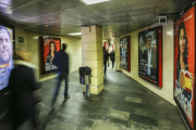 Carteles electorales en la estación de metro de la plaza de Cataluña-JULIO CARBO
