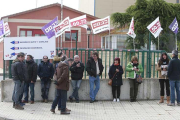 Trabajadores de Cobur afectados por el EREextintivo planteado por Cobur durante una jornada de huelga.-RAÚL G. OCHOA