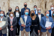 Foto de familia de los homenajeados en la fiesta de la Merced, con la directora del centro penitenciario de Burgos. SANTI OTERO