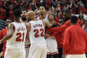 Los jugadores de los Bulls felicitan a Derrick Rose tras el decisivo triple del base ante los Cavaliers.-Foto:   USA TODAY / DAVID BANKS