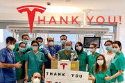 Personal de la UCI de Burgos posa con los equipos donados por Tesla y Elon Musk. ECB