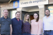 Foto de grupo de algunos de los viveristas de Sonsoles Ballvé tomada este martes a la puerta de las instalaciones.-RAÚL G. OCHOA