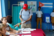 Un elector deposita su voto el domingo en un colegio electoral de La Habana.-EFE / ERNESTO MASTRASCUSA