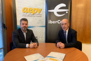 Jorge Villaverde Martín, presidente de la AEPV y Javier González Moreno, director provincial de Ibercaja en Burgos, firman el acuerdo. ECB