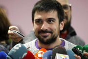El dirigente de Podemos, Ramón Espinar, atiende a los medios.-PERIODICO (EFE / JAVIER LÓPEZ)