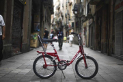 La bicicleta, ya recuperada, en la calle Hospital de Barcelona.-JORDI COTRINA