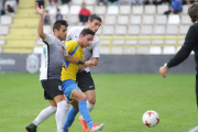 SergioEsteban y David Martín presionan a un jugador del Real Unión.-ISRAEL L. MURILLO