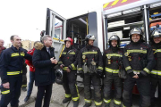 Miguel Ángel Extremo y Javier Lacalle, junto a efectivos del parque de Bomberos y el nuevo camión.-RAÚL G. OCHOA