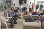 Alumnos del colegio Blanca de Castilla acudieron a la residencia para explicar el proyecto.-SANTI OTERO