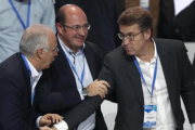 El presidente de Murcia, Pedro Antonio Sánchez (centro), saluda al presidente gallego, Alberto Núñez Feijóo, y al de La Rioja, José Ignacio Carniceros, este fin de semana en el congreso del PP.-EFE / JAVIER LIZÓN