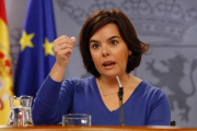 La vicepresidenta, Soraya Saénz de Santamaría, en la rueda de prensa posterior al Consejo de Ministros.-JOSÉ MANUEL PRATS