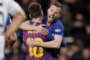 Messi y Jordi Alba se abrazan tras marcar el futbolista argentino el sábado pasado en el Camp Nou.-EL PERIÓDICO