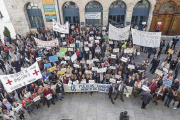 Más de 200 vecinos recibieron al consejero con pitidos y pancartas.-S. O.