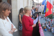 La presidenta de Cáritas, Chelo García, abrió las fiestas con su pregón en el balcón del Ayuntamiento.-E. M.