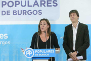 Begoña Contreras y Arturo Pascual comparecieron ayer en la sede del Partido Popular de Burgos.-RAÚL G. OCHOA
